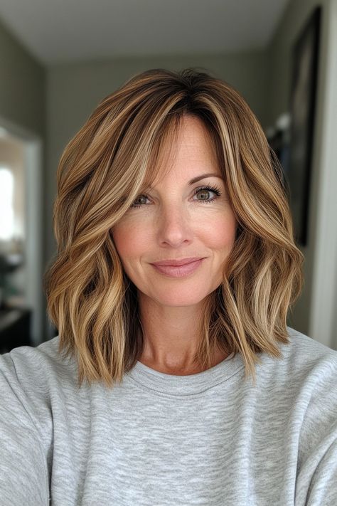 34 Stunning Medium Length Hairstyles for Women Over 40 to Try in 2024 – CreativeBooster Caramel Lowlights, 40 Year Old Hair Styles, Medium Length Hairstyles For Women, Blonde Lowlights, Honey Balayage, 40s Hairstyles, Older Women's Hairstyles, Textured Lob, Blonde Tips