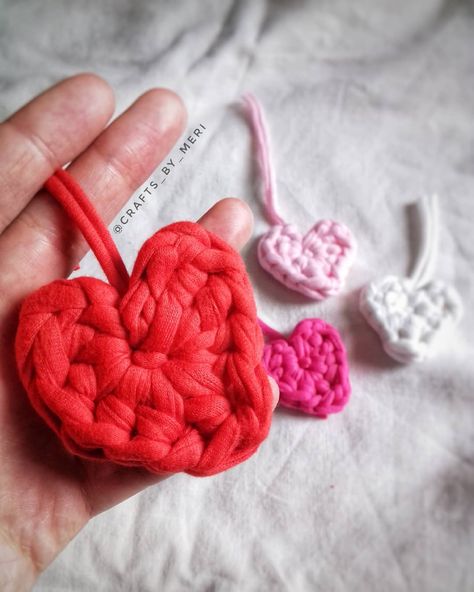 Heart keychain crochet trphilo, t-shirt yarn Crochet Keychain Tshirt Yarn, Crochet With T Shirt Yarn, Crochet T Shirt Yarn, Crochet With Tee Shirt Yarn, Heart Keychain, Crochet Keychain, T Shirt Yarn, Red Heart Yarn, Crochet Necklace