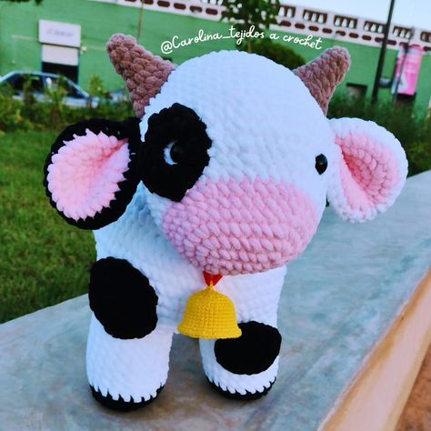 vaca gigante tejido con hilo chenille, esponjoso y apapachable! Vaca A Crochet, October 15, Amigurumi, Crochet, On Instagram, Quick Saves, Instagram