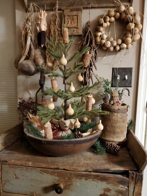 My favorite little tree. Primitive Fall Tree, Primitive Christmas Decorating Ideas, Country Cottage Living, Primitive Christmas Tree, Primitive Country Christmas, Primitive Christmas Decorating, Cabin Christmas, Prim Christmas, Christmas Cover