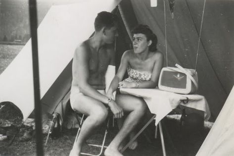 35 Vintage Snaps of People Camping in the 1950s35 Vintage Snaps of People Camping in the 1950s Vintage Camping Photos, Camping Pictures, Camping Photos, Huge Hair, Woodstock Festival, Camping Cooking, Black And White Landscape, Popular Toys, Blogger Design