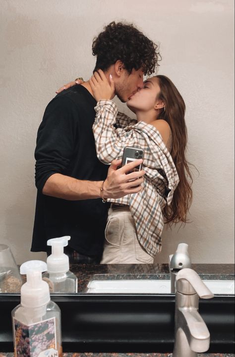 Cute couple mirror selfie kiss Couple Poses Selfie Kiss, Cute Couple Picture Ideas Kissing Selfie, Couple Mirror Photography Poses, Kissing Selfie Ideas, Couple Photoshoot Ideas Mirror, Mirror Kissing Selfie, Mirror Selfie Couple Relationship Goals, Mirror Poses Couple, Cute Couple Pics Mirror Kiss