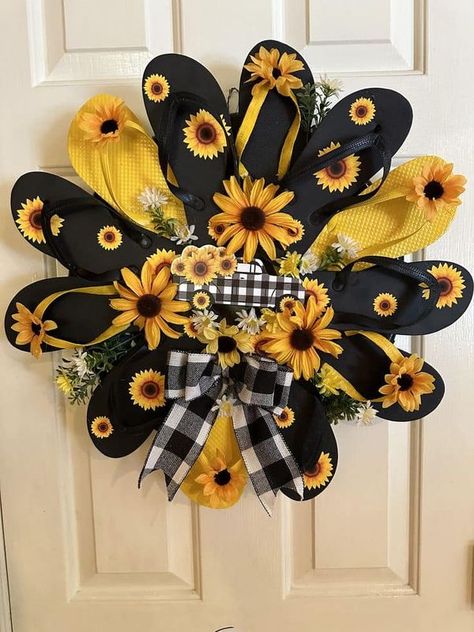 The Bargain Craft Corner | Flip flop wreath 🥰 | Facebook Door Reefs, Sunflower Stuff, Flip Flop Wreath, Yard Flowers, Flip Flop Craft, Bee Craft, Diy Floral Wreath, Flip Flop Wreaths, October Crafts