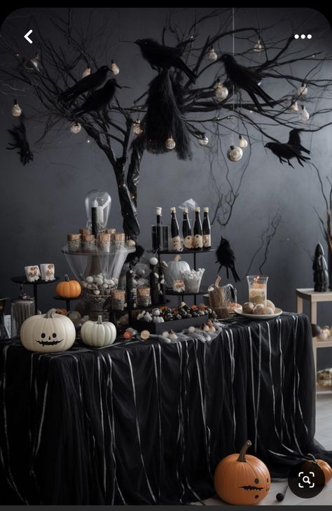 Witch Dinner Party, Halloween Party Aesthetic, Festa Hotel Transylvania, Skirt Outfits Spring, Backyard Halloween Party, Witches Halloween Party, Soirée Halloween, Dinner Party Table Settings, Casa Halloween