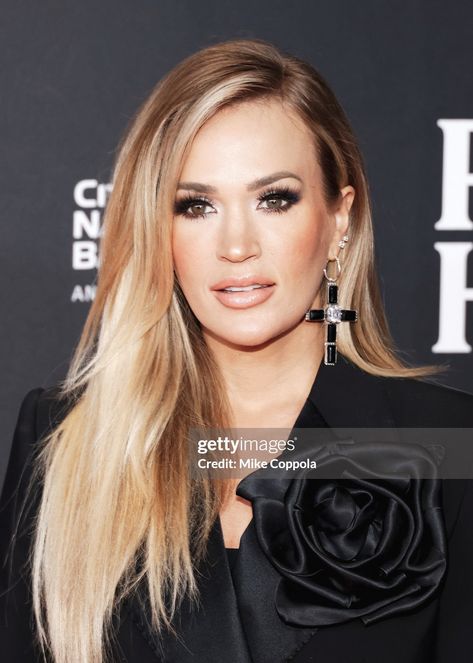 Carrie Underwood Hairstyles, Carrie Underwood Makeup, Carrie Underwood Hair, Im Gonna Love You, Side Swept Hairstyles, Side Swept, Beauty Hair Makeup, Beautiful Long Hair, Carrie Underwood