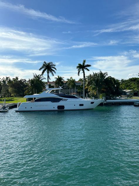 #travel #miami #miamibeach #photography #boatlife #yatch #aesthetic #palms Miami Boat, Travel Miami, Turning 30, Florida Girl, Luxe Life, Sunshine State, Real Housewives, Beach Aesthetic, Law School