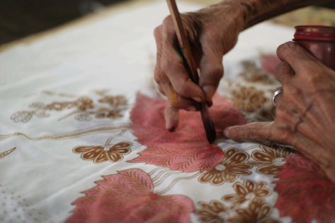 NEW PHOTO ESSAY: INDONESIAN BATIK Contributor Sharon de Lyster visits Javanese batik practitioners at Batik Tobal workshop in Pekalongan and a family workshop in Jlamprang. https://thekindcraft.com/indonesian-batik-photoessay/ Javanese Batik, Bali Decor, Teak Wood Furniture, Indonesian Batik, Batik Design, Craft Area, Batik Pattern, Painting Workshop, Creative Workshop