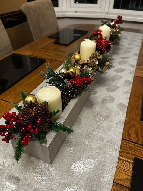 Centre Pieces Christmas Table Settings, Christmas Centre Pieces Table, Christmas Flower Arrangements Ideas, Christmas Centrepiece Ideas, Christmas Centre Pieces, Xmas Centerpieces, Xmas Table, Christmas Centers, Memory Table