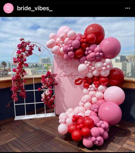 Kiss The Miss Goodbye, Bride To Be Decorations, Red Baby Shower, Deco Ballon, Cute Kiss, Valentines Balloons, Gold Party Decorations, Birthday Party Theme Decorations, Birthday Balloon Decorations