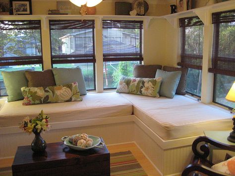 Small Space Solution: extra guest space in a converted porch Small Sunroom Decorating Ideas, Sunroom Paint Colors, Small Sunroom, Cottage Makeover, Sunroom Furniture, Sunroom Addition, Fresh Morning, Sunroom Ideas, Sunroom Decorating