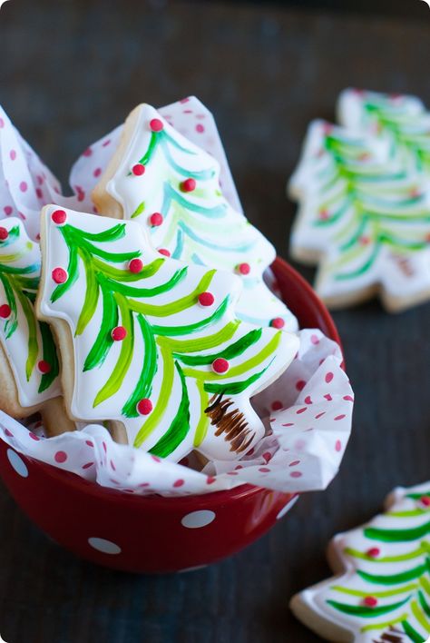 painted christmas tree cookies ...so easy and festive! only one color of icing needed! > from @bakeat350 Decorated Christmas Cookies, Painted Christmas Tree, Paint Cookies, Winter Cookie, Tree Cookies, Christmas Tree Cookies, Christmas Tree Painting, Xmas Cookies, Christmas Cookies Decorated