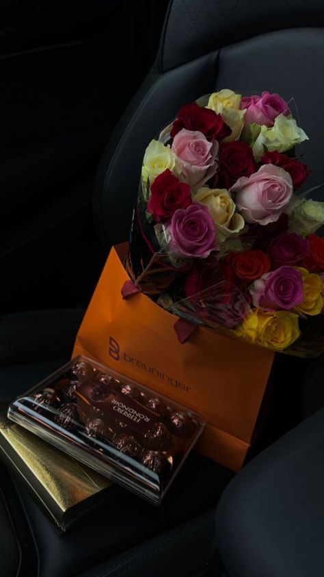 Flowers And Chocolate, Rich Cars, Chocolate Fashion, Gift Aesthetic, Rosé Birthday, Aesthetic Car, Wonderful Flowers, In Car, Chocolate Gifts