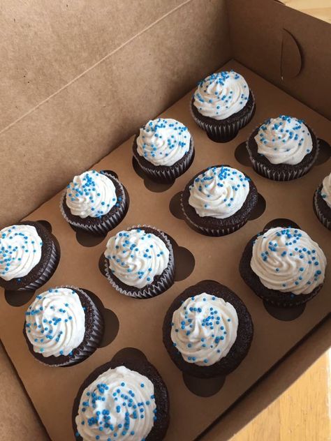 Chocolate cupcakes with white frosting and blue sprinkles Cupcakes With White Frosting, Sledding Birthday Party, Buttercream Frosting For Cupcakes, Blue Sprinkles, Oreo Buttercream, Gold Sprinkles, Blue Cupcakes, White Cupcakes, White Frosting