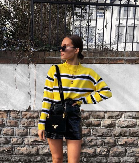 Stripe Sweater Outfit, Yellow Outfit Ideas, Black Stripe Sweater, Knitting Jumper, Knit Sweater Outfit, Sweater Outfit, Yellow Outfit, Street Style Summer, Casual Date