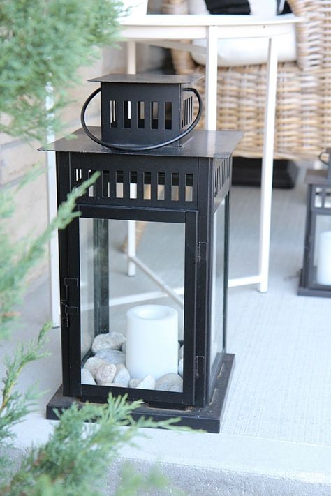 Front Porch Lantern Decor, Summer Lantern Decor, Lantern Decor Outdoor, Porch Lanterns Decor, Outdoor Lantern Ideas, Lanterns On Porch, Outdoor Lanterns Decor, Outdoor Lanterns Patio, Lantern Outdoor Decor