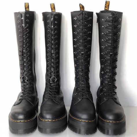 Platform Doc Martens, Creepy Cute Fashion, Doc Martens Women, Cutest Shoes, Dr Martens Style, Doc Martens Boots, Dr Martens Boots, Outfits 2023, Aesthetic Shoes