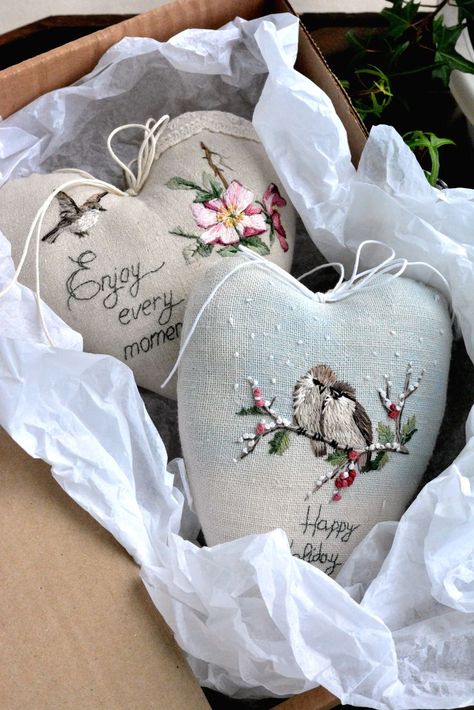 Embroidery Wedding Gifts, Wall Decor For Christmas, Yuletide Decorations, Christmas Hand Embroidery, Xmas Tree Decoration, Embroidery Wall Art, Christmas Embroidery Designs, Heart Decor, Shabby Chic Christmas