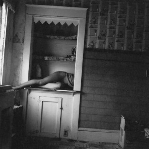 Amazing Francesca Woodman photo. Francesca Woodman, Artistic Room, Yves Klein, Man Ray, Ansel Adams, Foto Art, Black And White Pictures, Vintage Photographs, Young Artist