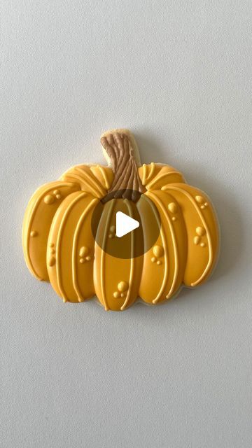 Cute Pumpkin Cookies Decorated, Sugar Cookie Pumpkin Decorating, Pumpkin Icing Cookies, Decorated Halloween Sugar Cookies, Icing Pumpkins, Thanksgiving Sugar Cookies Decorated, Pumpkin Decorated Cookies, Thanksgiving Decorated Cookies, Pumpkin Sugar Cookies Decorated