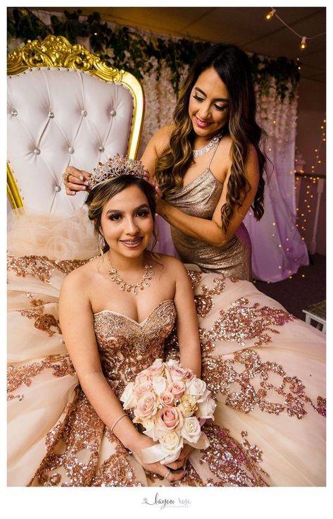 Mom And Quinceanera, Quincenera And Her Court, Funny Quinceanera Pictures, Getting Ready Quince Photos, Quince Family Pictures, 15 Pictures Ideas, Poses For Quinceanera Pictures, Quince Photoshoot Ideas With Court, 15 Photoshoot Ideas