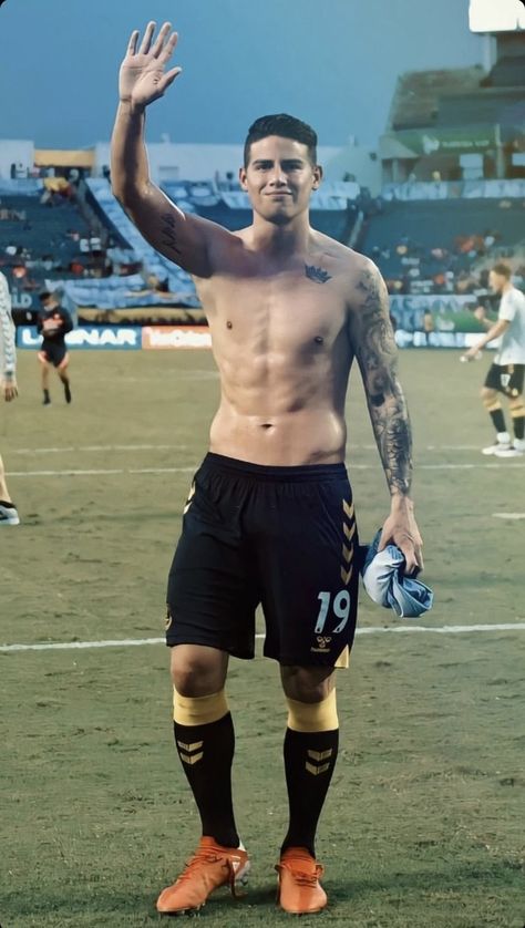 James Rodriquez, James Rodriguez Colombia, Tattoed Guys, James Rodrigues, James Rodriguez, Soccer Guys, Human Poses Reference, Human Poses, David Beckham