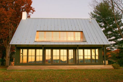 Not far from Olana, the estate of Hudson River School painter Frederic Church, this small home frames a magnificent view of a landscape that has inspired generations of painters. Frederic Church, Modern Farming, Fine Homebuilding, Country Modern Home, Cottage Exteriors, Garden Houses, Hudson River School, House Cottage, Weekend House