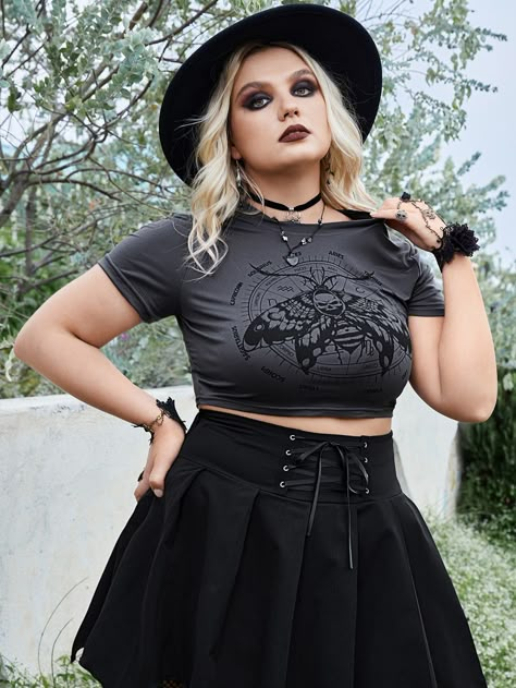 Dark Grey Casual Collar Short Sleeve Knitted Fabric Animal,Halloween  Embellished Medium Stretch  Women Plus Clothing Goth Summer Outfits Plus Size, Chubby Goth Outfit, Plus Size Punk Fashion, Plus Size Crop Top Outfit, Emo Style Outfits, Moth Graphic, Alternative Fashion Plus Size, Alt Summer Outfits, Rocker Outfit