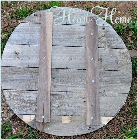 EASY DIY Pallet Clock! Pallet Clock, Clock Craft, Porch Makeover, Wood Pallet Wall, Screen Porch, Wood Clock, Pallet Outdoor, Recycled Pallets, Diy Holz