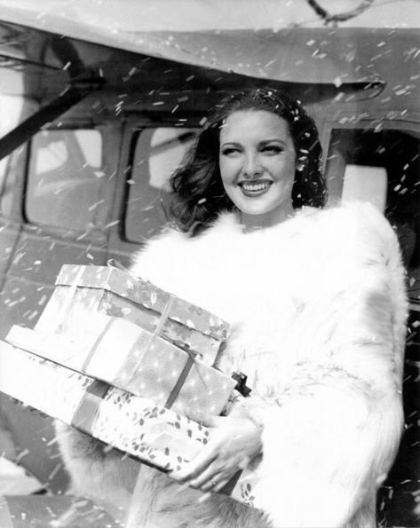 Hollywood Christmas, Linda Darnell, Vintage Christmas Sign, Holiday Shoot, Christmas Portrait, Person Photography, Christmas Portraits, Golden Age Of Hollywood, Vintage Holiday