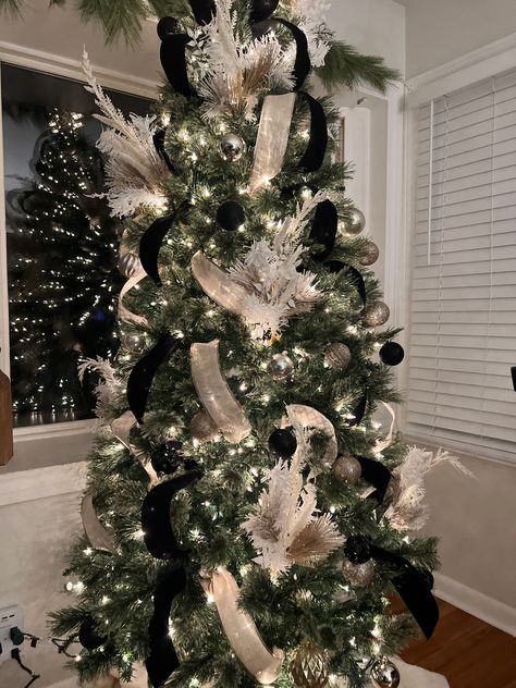 Champagne And Black Christmas Tree, Black And Champagne Christmas Tree, Black And White Christmas Tree Ideas, Black Gold Christmas Tree, Black White Christmas Tree, Glamorous Christmas Tree, Champagne Christmas Tree, Silver Christmas Tree Decorations, Black Christmas Tree Decorations