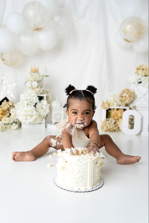 Cake smash photoshoot 1st Birthday Smash Cake Photoshoot, Baby Smash Cake Photoshoot, Baby Cake Smash Photoshoot, Cake Smash Photoshoot, Smash Photoshoot, Cake Photoshoot, Cake Smash Pictures, Baby Cake Smash, Seance Photo