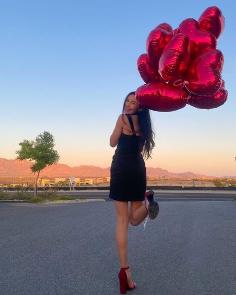 Photoshoot with heart-shaped balloons Balloons Graduation, Balloons Photography, Valentine Photo Shoot, Red Bridal Dress, Painting The Roses Red, Valentine Picture, Valentines Balloons, Red Photography, Valentines Day Photos