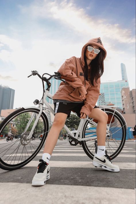 Bike Model Photoshoot, Basketball Court Photoshoot, Bicycle Photoshoot, Bicycle Photography, Best Bike, Bike Photography, Photoshoot Pose, Portrait Photography Women, Poses Photography