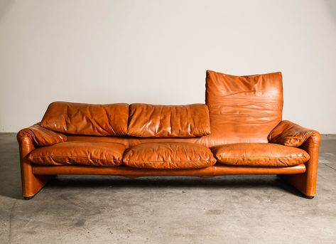 70s Leather Couch, Vintage Italian Furniture, Scandinavian Townhouse, Ugly Furniture, Pretty Litter, Maralunga Sofa, Interior Objects, Velvet Sofas, Vico Magistretti