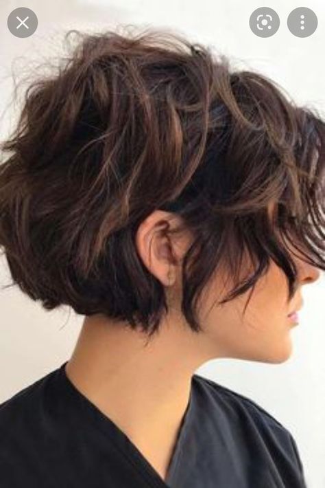 Textured Angled Bob Short, Pelo Bob Ondulado, Shaggy Bob, Bob Seger, Short Hairstyles For Thick Hair, Short Wavy Hair, Short Bob Haircuts, Short Haircut, Short Hair Haircuts