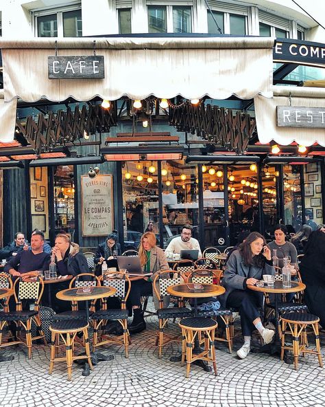 Happy Friday everyone! Bon Vendredi à tous! ✨ The Parisian cafe terrace, part people watching, part work station... what could be a more… Paris Cafe Interior, Pretty Cafe, French Coffee Shop, Restaurant Layout, Sidewalk Cafe, Cafe Society, Cafe Terrace, Parisian Cafe, French Coffee