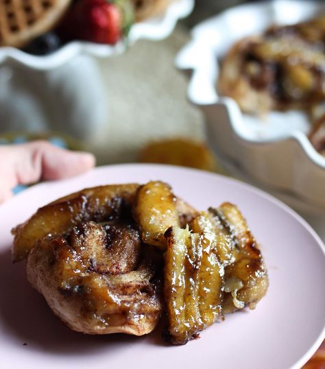 Banana Foster Cinnamon Rolls, What To Do With Bananas, Cinnamon Roll Ideas, Recipe Cinnamon Rolls, Banana Fosters, Banana Foster Recipe, Banana Foster, Bananas Foster French Toast, Weekend Recipes