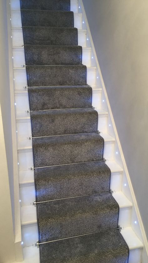 Stair idea - grey carpet runner, stair rods, stair lights ❤️ Carpet Basement, Grey Carpet Runner, Gray Stair Runner, Carpeted Stairs, Stairs Runner, Carpet Staircase, Gray Stairs, Kitchen Carpet Runner, Stair Rods