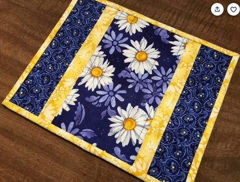 Daisy Mug, Quilted Placemat Patterns, Quilted Mug Rug, Mug Rug Tutorial, Mug Mat, Mug Rug Patterns, Quilted Table Runners Patterns, Rug Patterns, Fabric Postcards