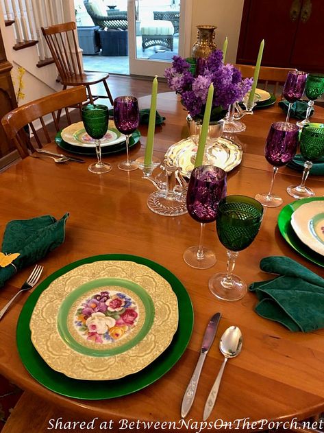 A Beautiful Spring Table Setting in Vibrant Hues of Lilac Purple and Emerald Green Tan Dining Room, Purple Table Settings, Purple Wine Glasses, Beautiful Dining Room Table, Green Tablescape, Tablescapes Spring, Witches House, Spring Table Settings, Silver Centerpiece