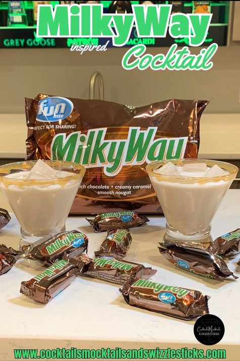 This image shows two cocktails with a caramel rim in front of a bag of Milky Way candies with Milky way candies scattered around as well. After Dinner Cocktails, Halloween Party Drinks, Enjoy With Friends, Alcoholic Desserts, Cocktail Shots, Yummy Alcoholic Drinks, Themed Drinks, Mixed Drinks Recipes, Swizzle Sticks