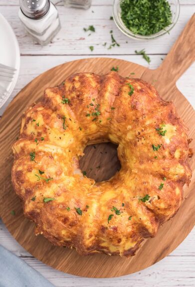 This hash brown breakfast casserole made in a bundt pan is perfect for those days you crave a delicious, comforting dish. It has the best of both worlds: fluffy eggs cooked up with your favorite breakfast meat in between layers of hash browns and biscuit chunks for a hearty start to your day. This is a simply wonderful breakfast that’s sure to please even picky eaters! Best part is that it’s SO easy to prepare and very customizable. Feel free to add leftover veggies, meat… Eggs In Bundt Pan, Bunt Breakfast Casserole, Easy To Go Breakfast Ideas Make Ahead, Breakfast Recipes For Party, Breakfast Casserole Bundt Pan, Bundt Pan Meals, Bundt Recipes Savory, Spring Form Pan Breakfast, Bundt Pan Recipes Breakfast