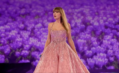 Eras Tour Horizontal, Taylor Swift Fall, Taylor Swift Eyes, Taylor Swift Makeup, Taylor Swift Enchanted, Horizontal Wallpaper, Vogue Makeup, Enchanted Dress, Taylor Swift Street Style