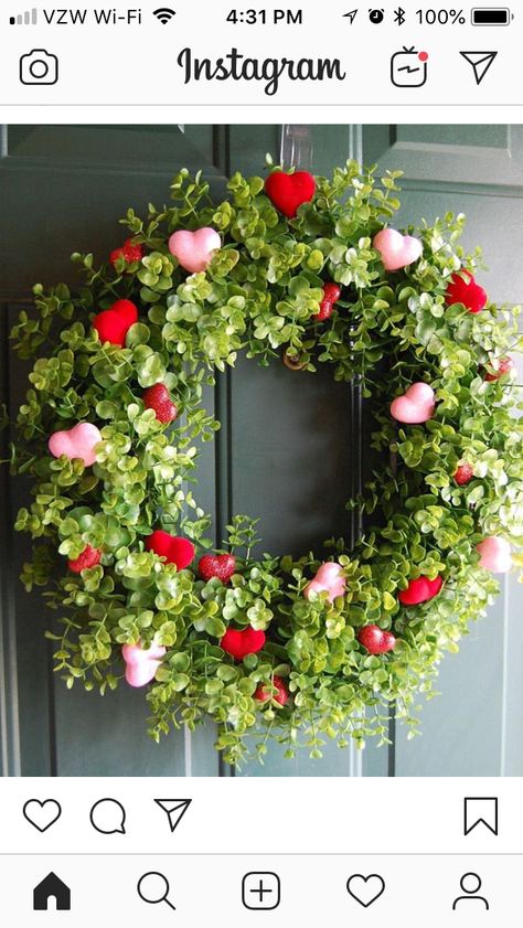 Valentine’s Day door wreath with pink and red hearts Valentine Wreath Craft, Selamat Hari Valentine, Couronne Diy, Saint Valentin Diy, Diy Valentines Day Wreath, Valentines Bricolage, Valentine Wreath Diy, Valentinstag Party, Diy Valentine's Day Decorations