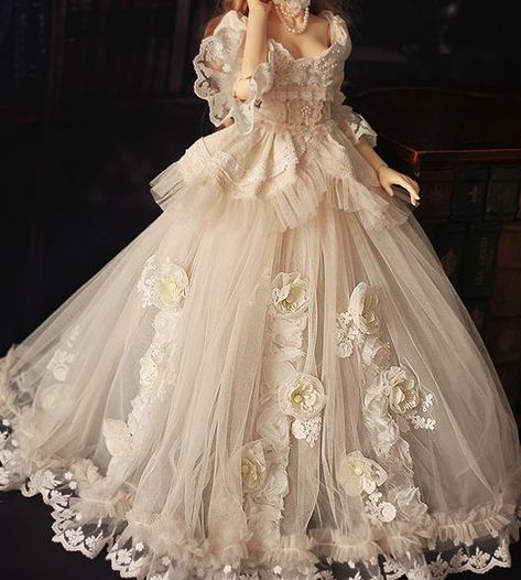 Gaun Ruffle, Gaun Abad Pertengahan, Being A Princess, Ethereal Dress, Old Fashion Dresses, Fantasy Dresses, Beautiful Room, Gowns Prom, Ball Gowns Evening