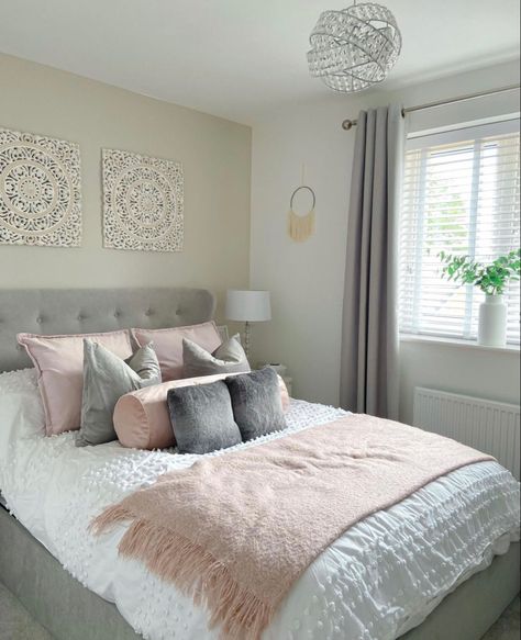 Pink And Grey Bedroom Ideas, Pink And Grey Bedroom, Grey Bedroom Ideas, Railing Designs, Bad Room, Stair Railing Design, Finding Inspiration, Grey Bedroom, Redecorate Bedroom