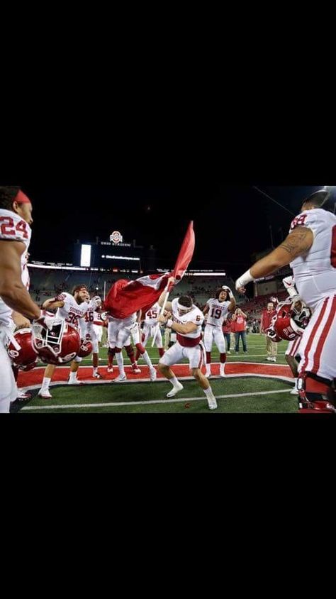 2017 OU vs Ohio State  Baker Mayfield plantsOU flag in theO at away game.  Fame #2 of Lincoln Ruler era Ou Football, Baker Mayfield, Boomer Sooner, Ohio State, Ruler, Lincoln, Ohio, Wrestling, Flag