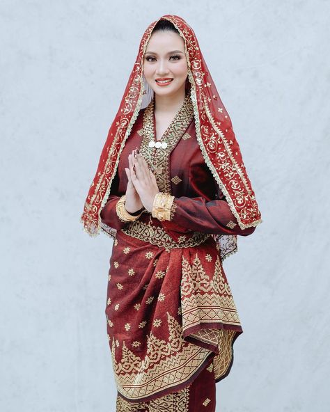 Adilah salsabila - putri pariwisata riau 2023 menggunakan baju adat melayu, riau. Pakaian tradisional Indonesia. Indonesia traditional costume. #songket #budaya #culture #attire #clothing #sumatra Malay Traditional Clothes, Traditional Indonesian Clothing, Indonesia Traditional Clothes, Vintage Asian Fashion, Adat Melayu, Fire Planet, Indonesian Clothing, Indonesia Traditional, Cultural Wear