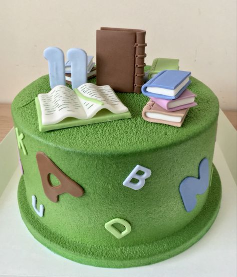 Cake Design For Teachers Day, School Themed Cake, Birthday Cake School Theme, Cake For School, Cake For A Teacher, Teachers Day Cake, Decor Tort, Book Themed Birthday Party, Anniversary Cake Designs