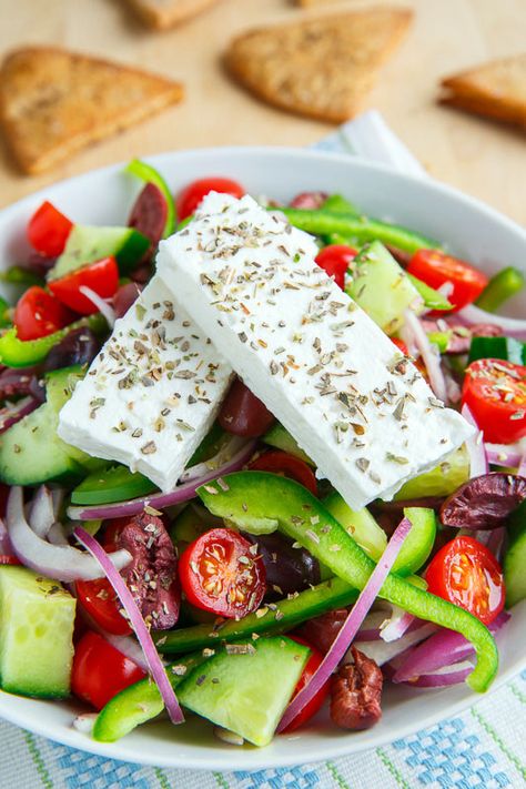 Greek Salad (Horiatiki Salata) Greek Salad Recipe, Traditional Greek Salad, Mediterranean Spices, The Mediterranean Dish, Resep Salad, Greek Salad Recipes, Mediterranean Salad, Resep Diet, Makanan Diet